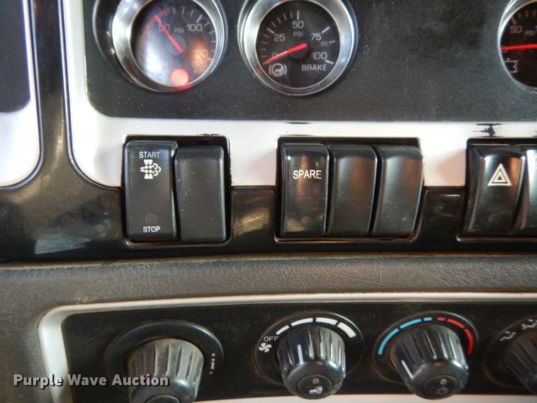 image for item IT9741 2013 Kenworth T660  semi truck