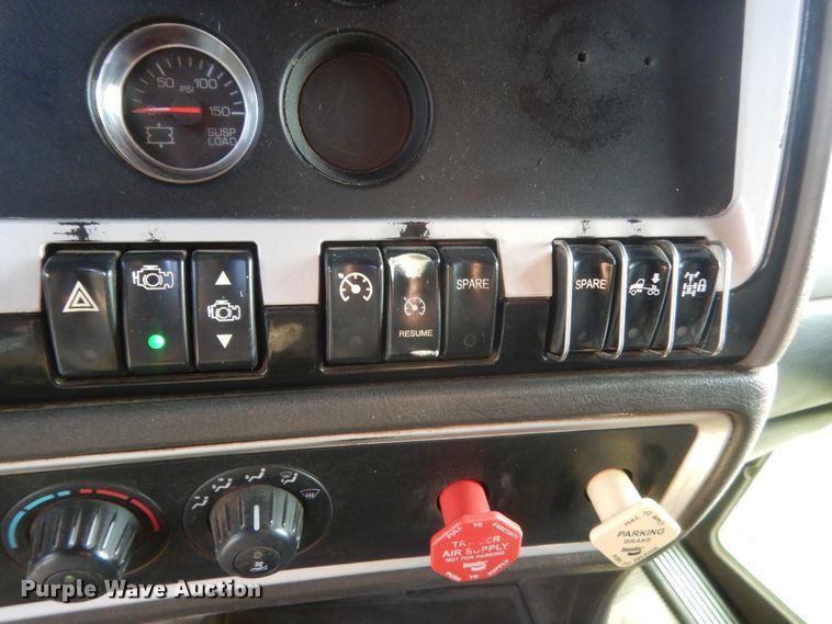 image for item IT9741 2013 Kenworth T660  semi truck