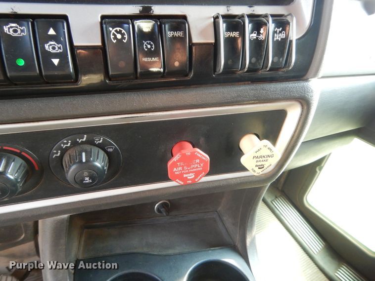 image for item IT9741 2013 Kenworth T660  semi truck