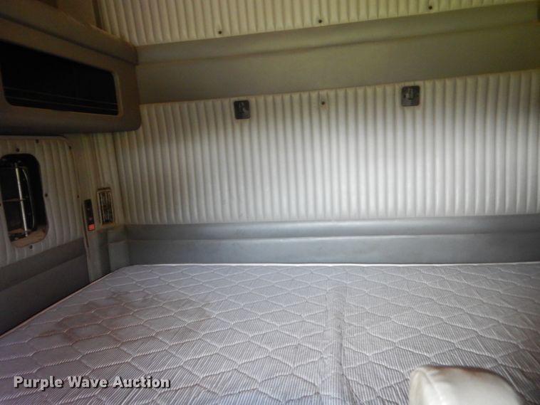 image for item IT9741 2013 Kenworth T660  semi truck