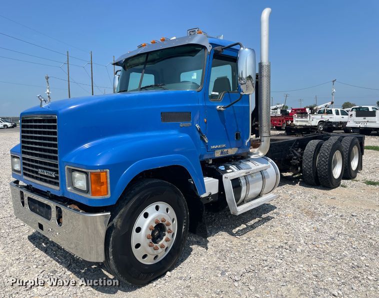 image for item KK9527 2011 Mack CHU613  semi truck