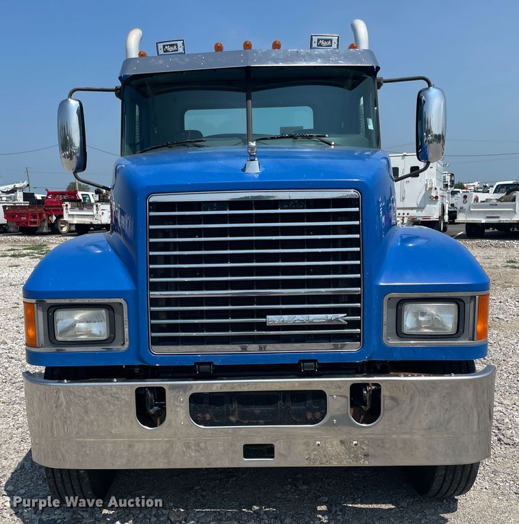 image for item KK9527 2011 Mack CHU613  semi truck