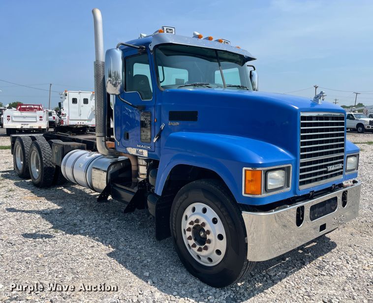 image for item KK9527 2011 Mack CHU613  semi truck