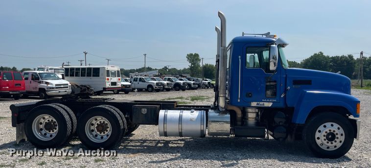 image for item KK9527 2011 Mack CHU613  semi truck