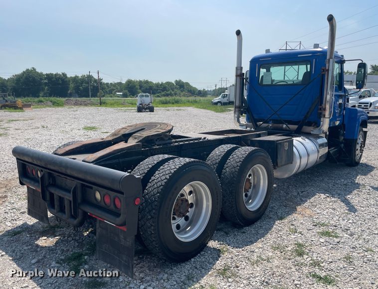 image for item KK9527 2011 Mack CHU613  semi truck