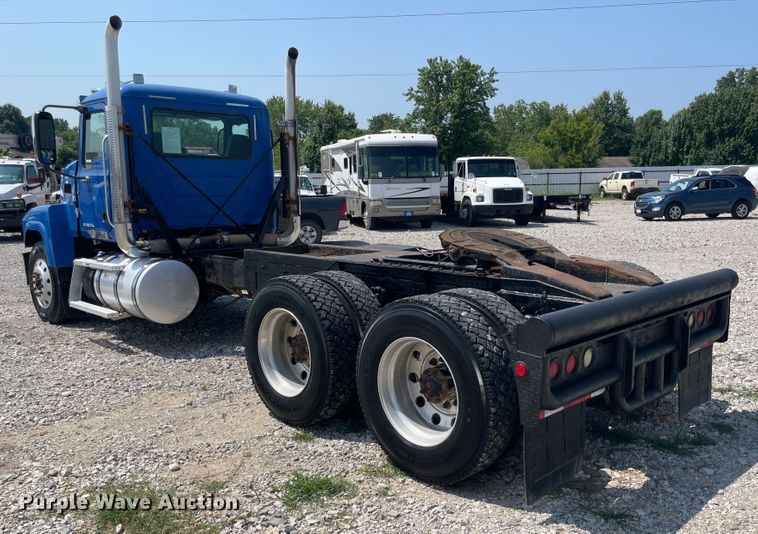 image for item KK9527 2011 Mack CHU613  semi truck