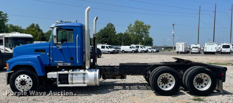 image for item KK9527 2011 Mack CHU613  semi truck