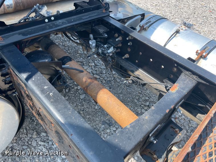 image for item KK9527 2011 Mack CHU613  semi truck