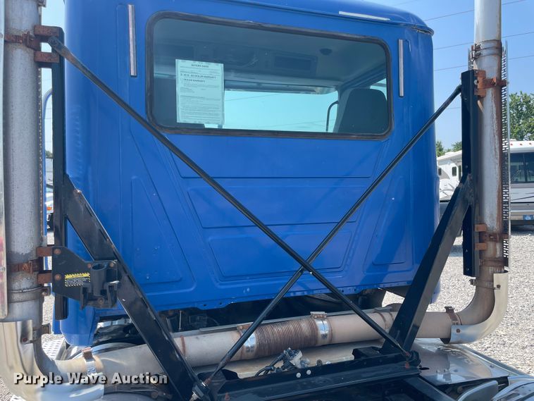 image for item KK9527 2011 Mack CHU613  semi truck