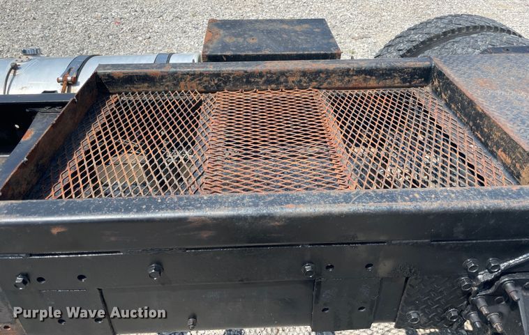 image for item KK9527 2011 Mack CHU613  semi truck