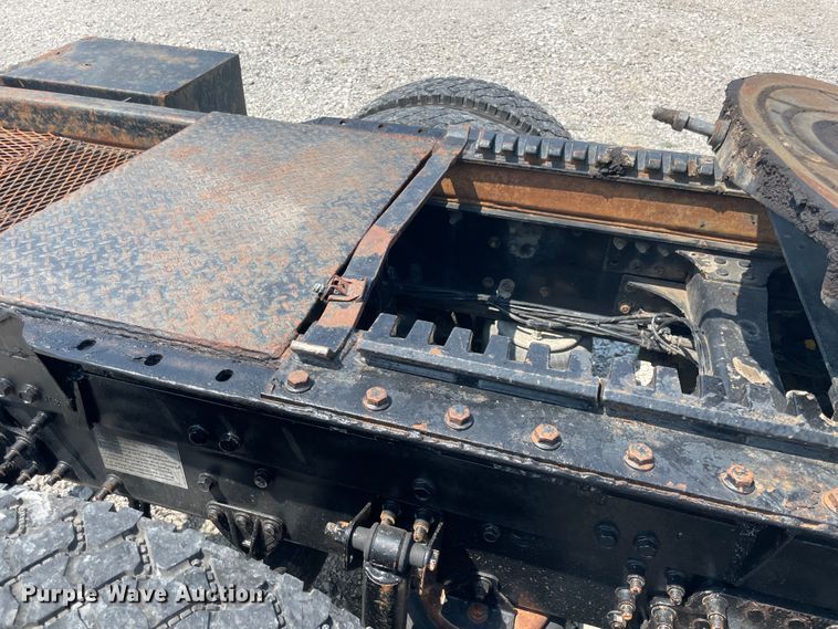 image for item KK9527 2011 Mack CHU613  semi truck