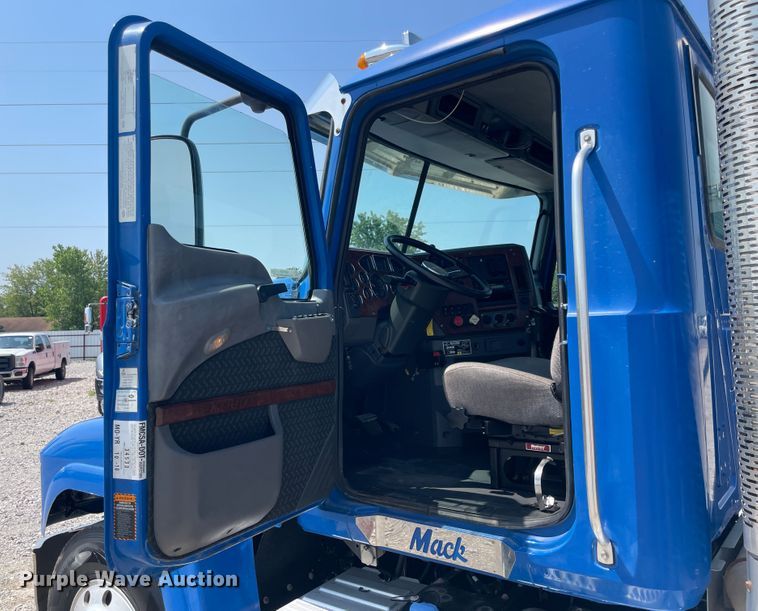 image for item KK9527 2011 Mack CHU613  semi truck