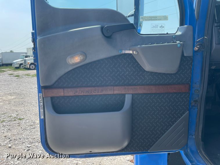 image for item KK9527 2011 Mack CHU613  semi truck