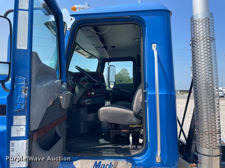 image for item KK9527 2011 Mack CHU613  semi truck