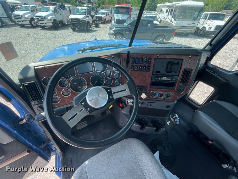 image for item KK9527 2011 Mack CHU613  semi truck