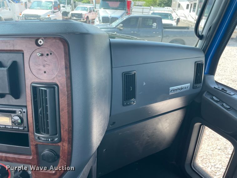 image for item KK9527 2011 Mack CHU613  semi truck