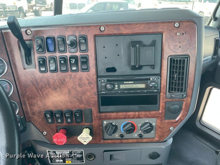 image for item KK9527 2011 Mack CHU613  semi truck