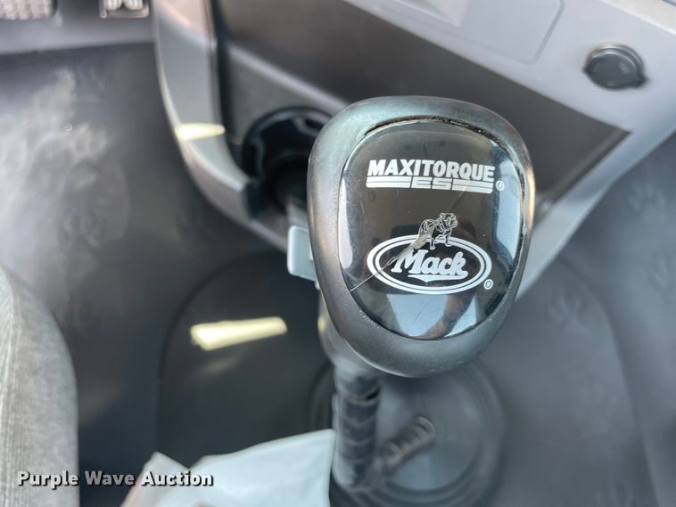 image for item KK9527 2011 Mack CHU613  semi truck