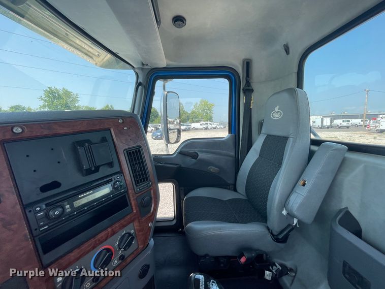 image for item KK9527 2011 Mack CHU613  semi truck