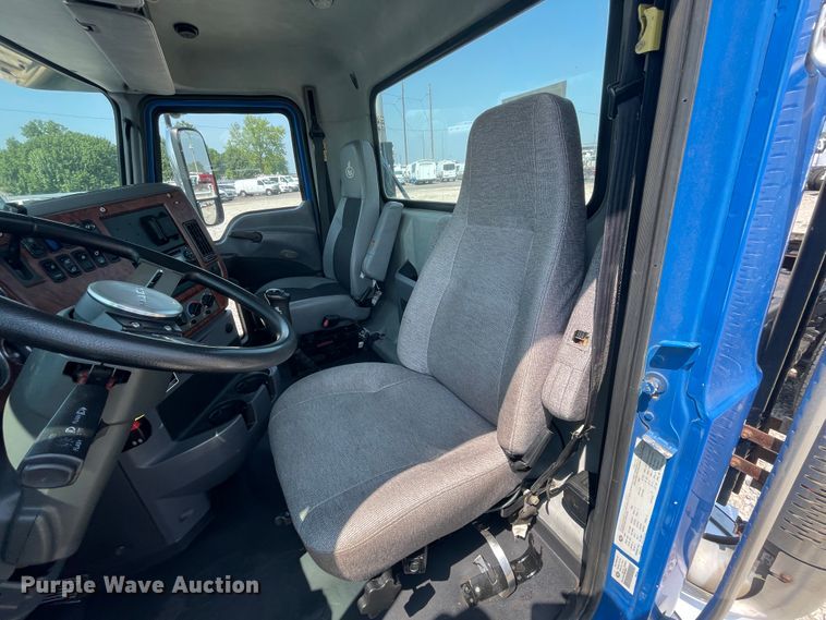 image for item KK9527 2011 Mack CHU613  semi truck