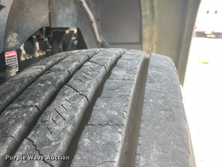 image for item KK9527 2011 Mack CHU613  semi truck