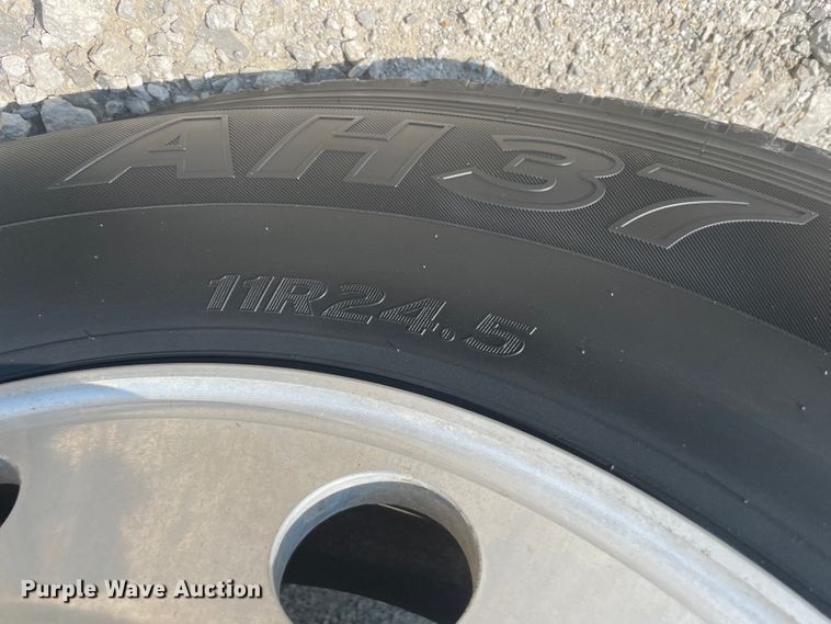 image for item KK9527 2011 Mack CHU613  semi truck