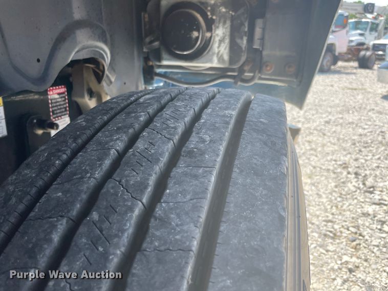 image for item KK9527 2011 Mack CHU613  semi truck