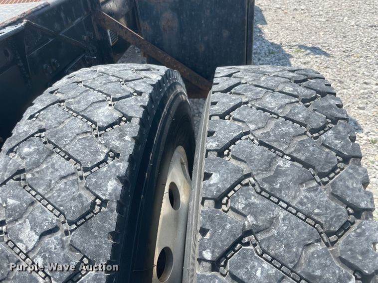 image for item KK9527 2011 Mack CHU613  semi truck