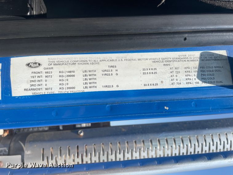 image for item KK9527 2011 Mack CHU613  semi truck