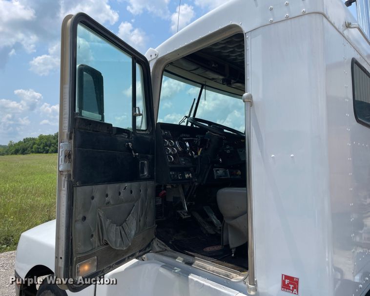 image for item KK9623 1994 Kenworth T600  semi truck