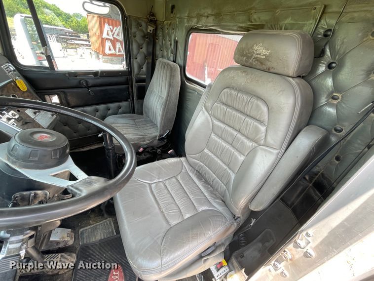 image for item KK9623 1994 Kenworth T600  semi truck