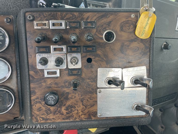 image for item KK9623 1994 Kenworth T600  semi truck