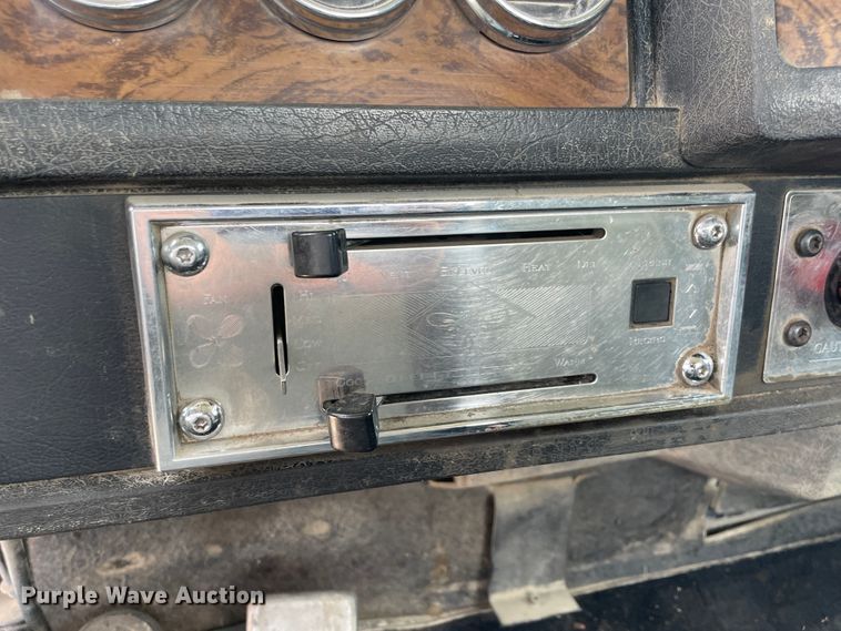 image for item KK9623 1994 Kenworth T600  semi truck