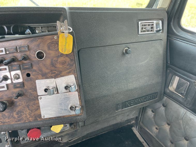 image for item KK9623 1994 Kenworth T600  semi truck