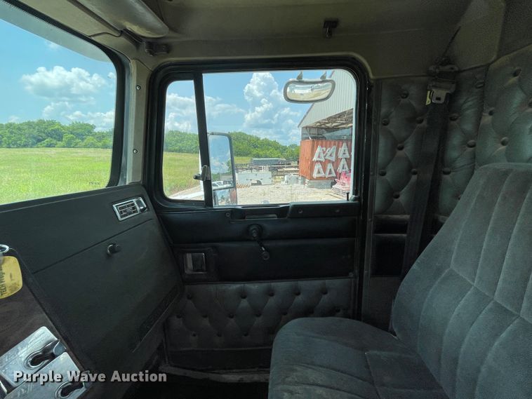 image for item KK9623 1994 Kenworth T600  semi truck