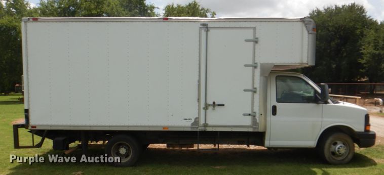 image for item DH7266 2005 Chevrolet Express 3500  box truck