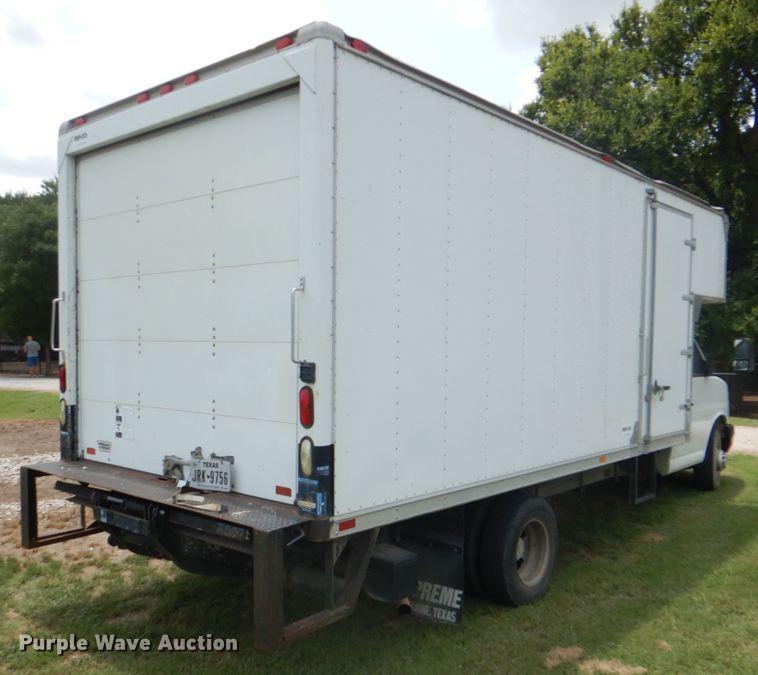 image for item DH7266 2005 Chevrolet Express 3500  box truck