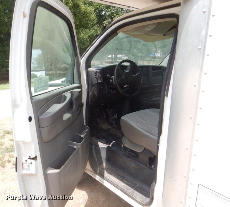 image for item DH7266 2005 Chevrolet Express 3500  box truck