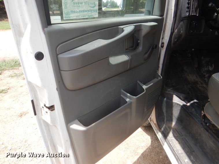 image for item DH7266 2005 Chevrolet Express 3500  box truck