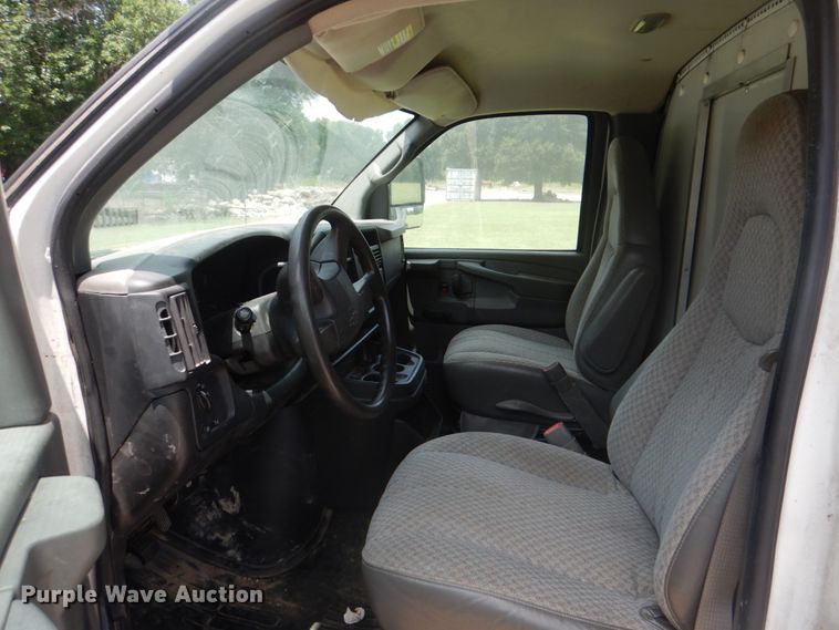 image for item DH7266 2005 Chevrolet Express 3500  box truck