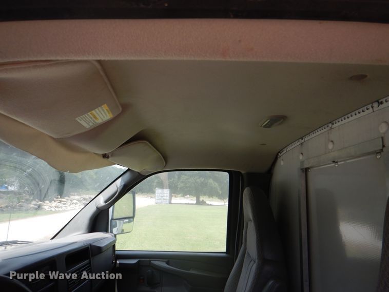 image for item DH7266 2005 Chevrolet Express 3500  box truck
