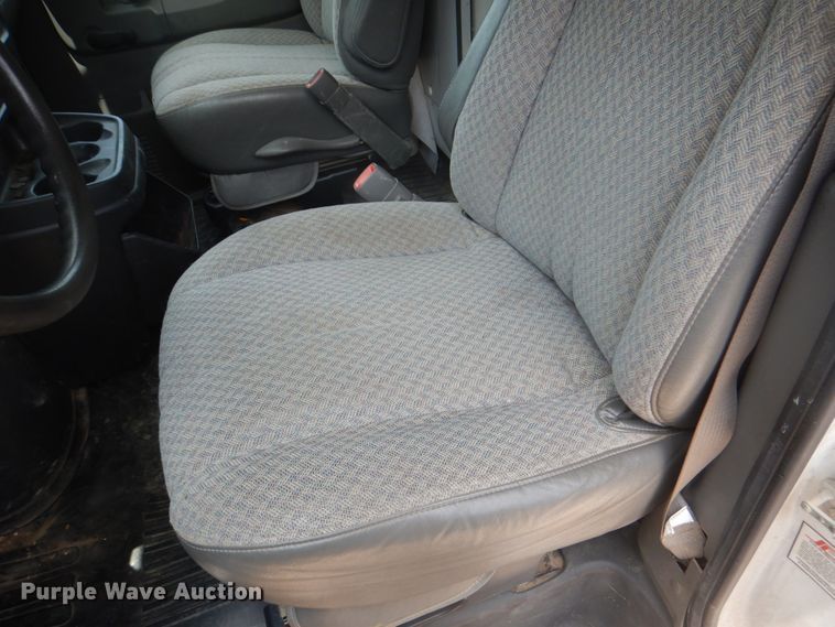 image for item DH7266 2005 Chevrolet Express 3500  box truck