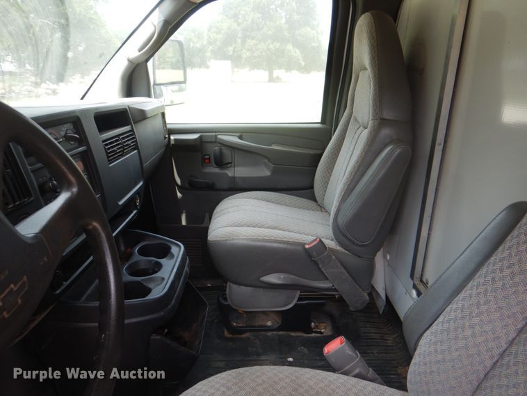 image for item DH7266 2005 Chevrolet Express 3500  box truck