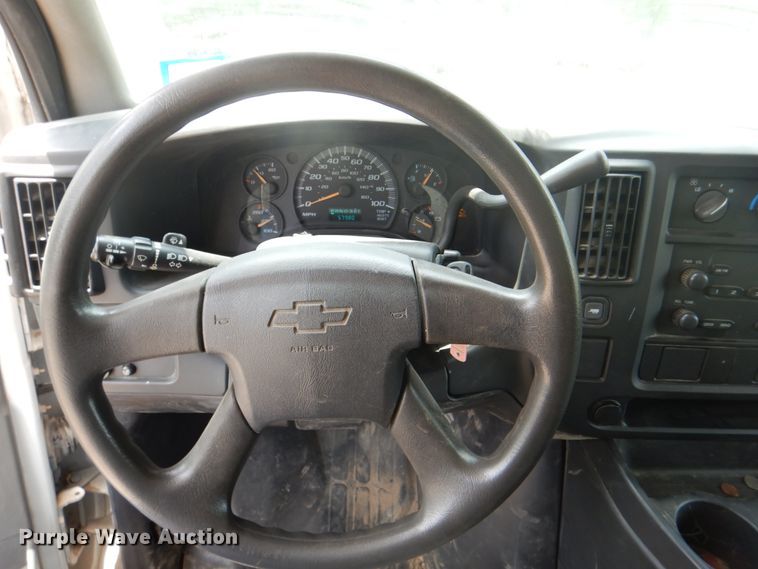 image for item DH7266 2005 Chevrolet Express 3500  box truck