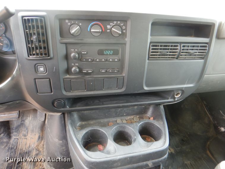 image for item DH7266 2005 Chevrolet Express 3500  box truck