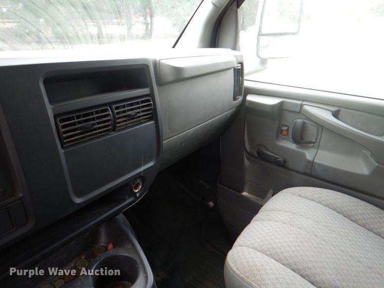 image for item DH7266 2005 Chevrolet Express 3500  box truck