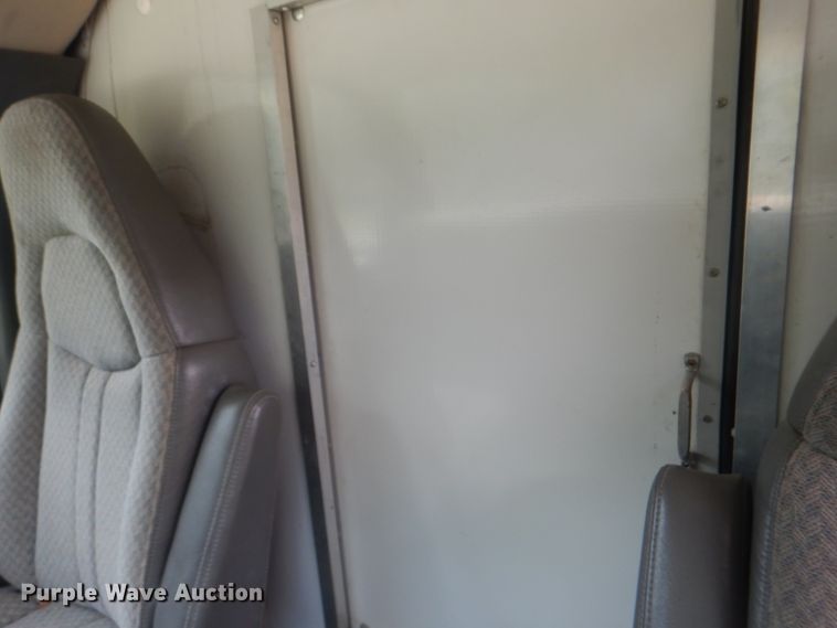 image for item DH7266 2005 Chevrolet Express 3500  box truck