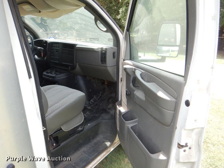 image for item DH7266 2005 Chevrolet Express 3500  box truck