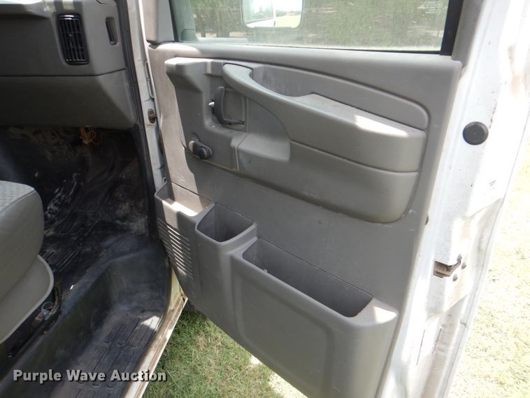 image for item DH7266 2005 Chevrolet Express 3500  box truck