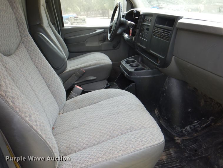 image for item DH7266 2005 Chevrolet Express 3500  box truck